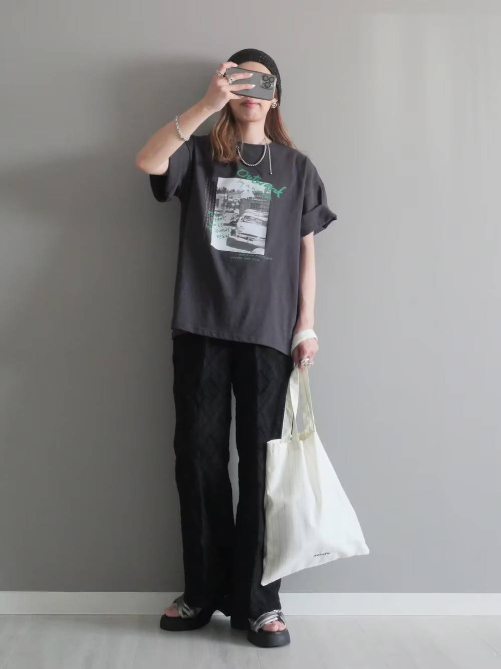グレー×黒の濃色コーデが◎