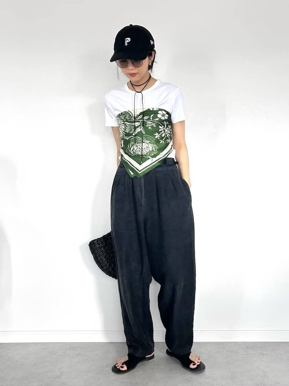 Tシャツの上にスカーフを巻く！