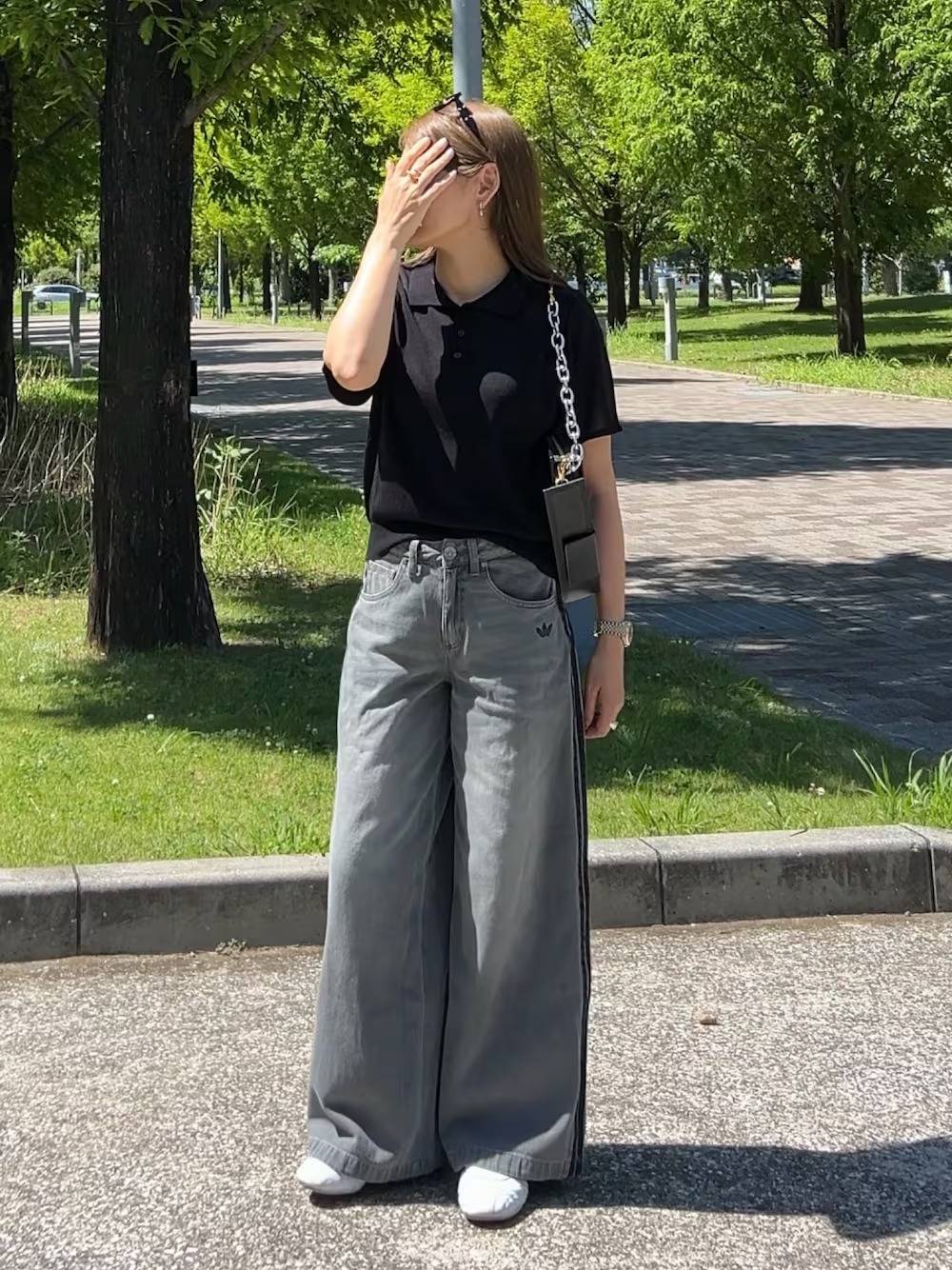 黒ポロシャツ×サイドラインデニムパンツ