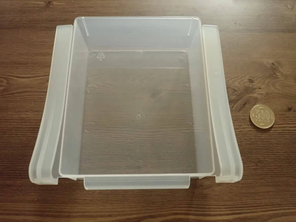 ダイソー吊り下げ冷蔵庫収納ケース(幅15.6cm×奥行16.5cm×高さ7.1cm)−２