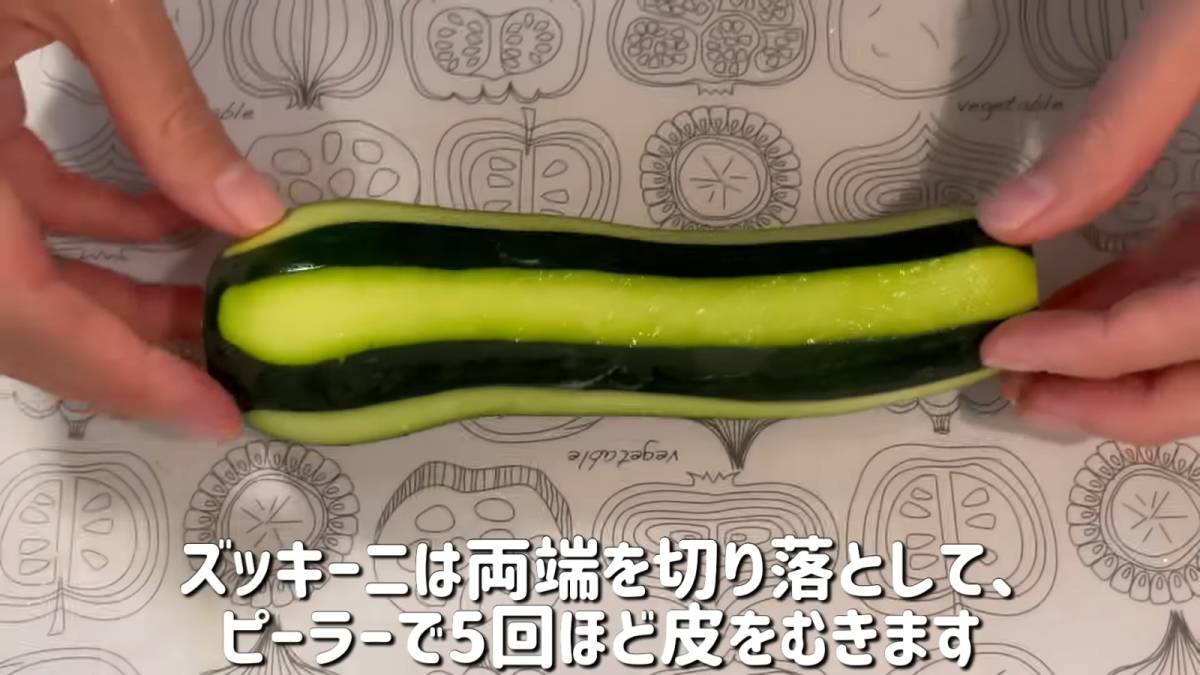 夏野菜を切る