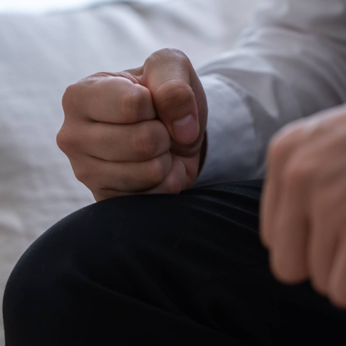 怒っている男性の手