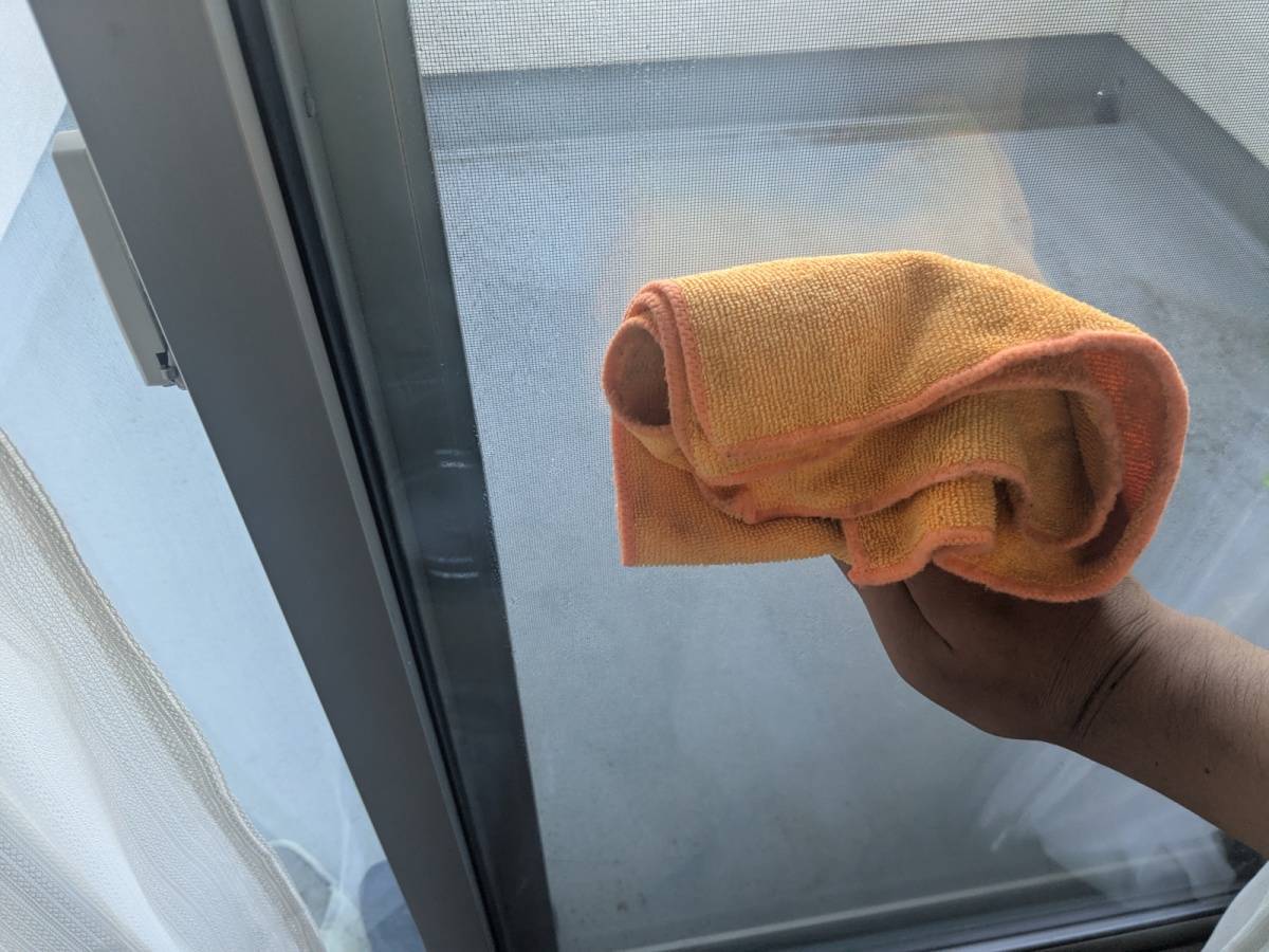 【洗剤なし】窓ガラス・サッシをピカピカにする簡単お掃除術！