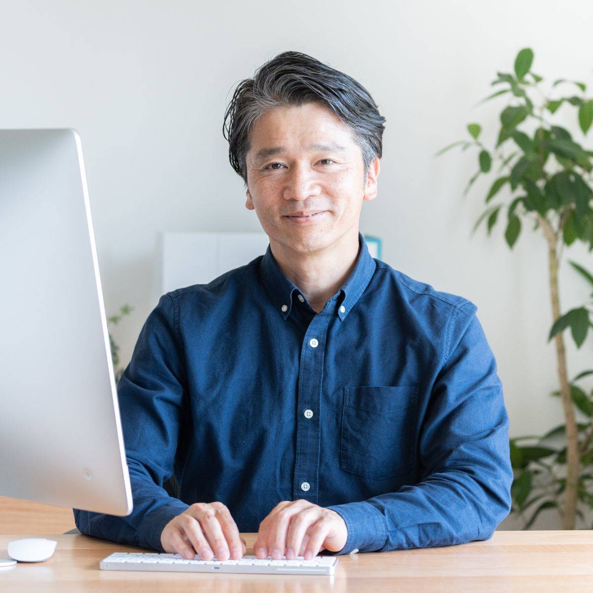 パソコン作業をしている男性