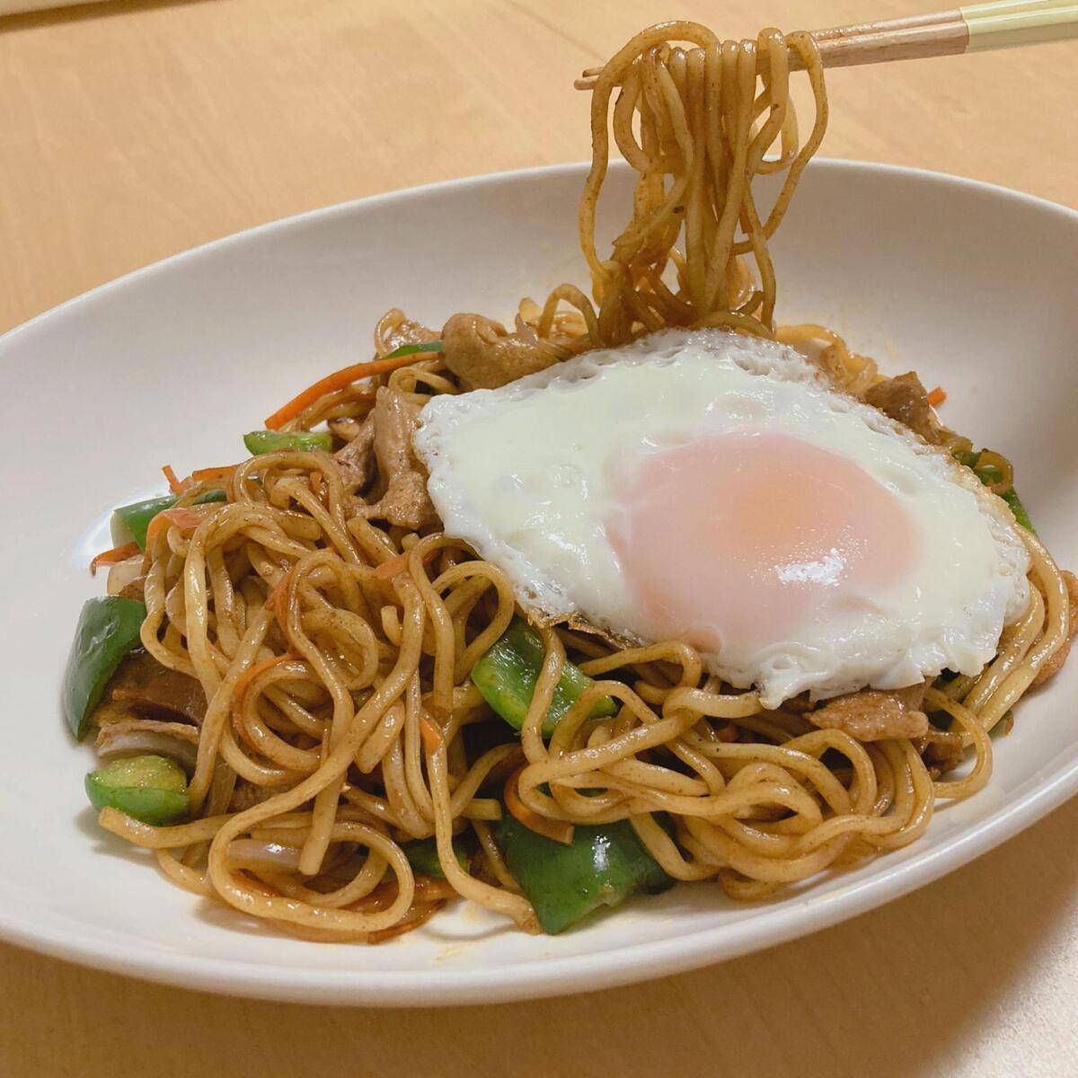 マルちゃん公式の「目玉焼きのっけ！ピーマンと豚肉の焼そば」のレシピ