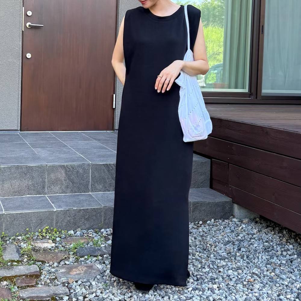黒ワンピースを着た女性