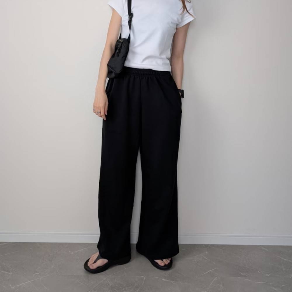 モノトーンコーデの女性