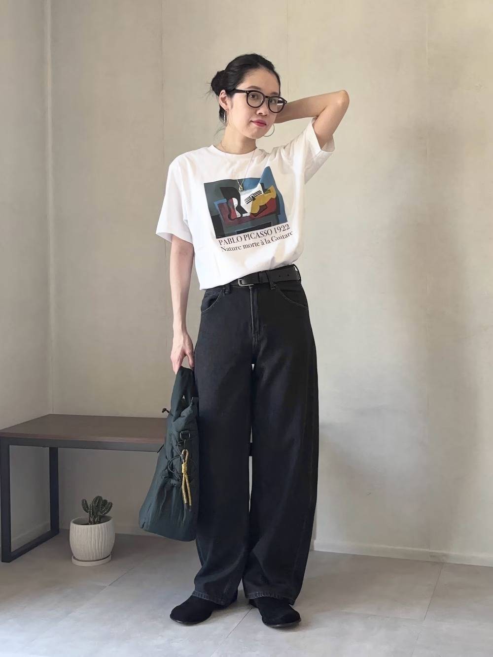 プリントTシャツ×デニムパンツ