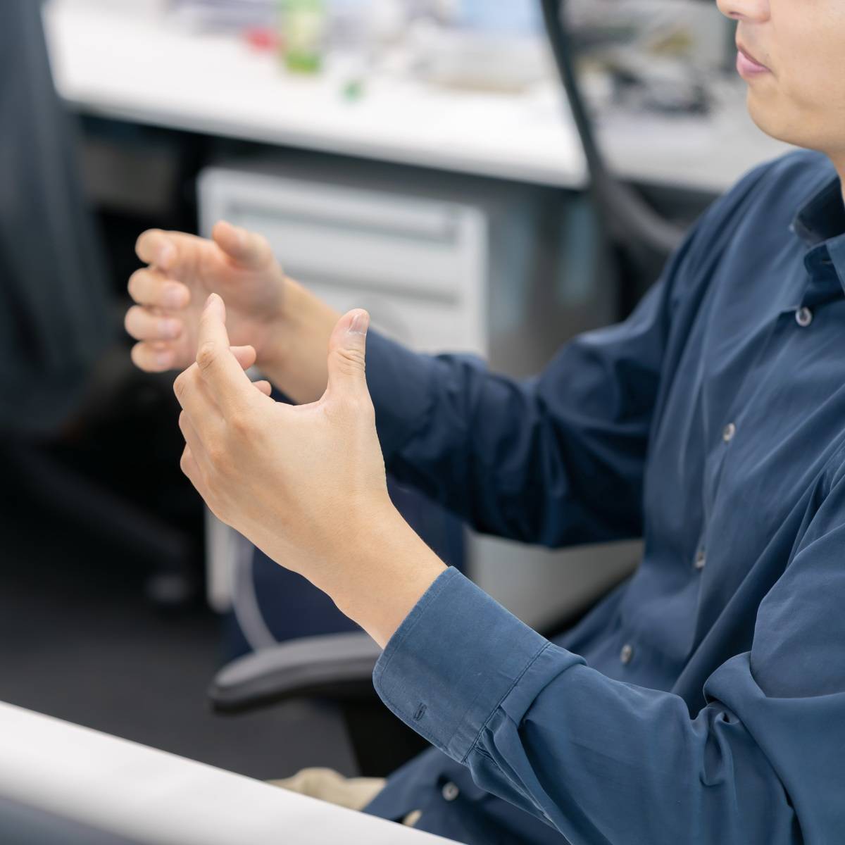 会社にいる男性
