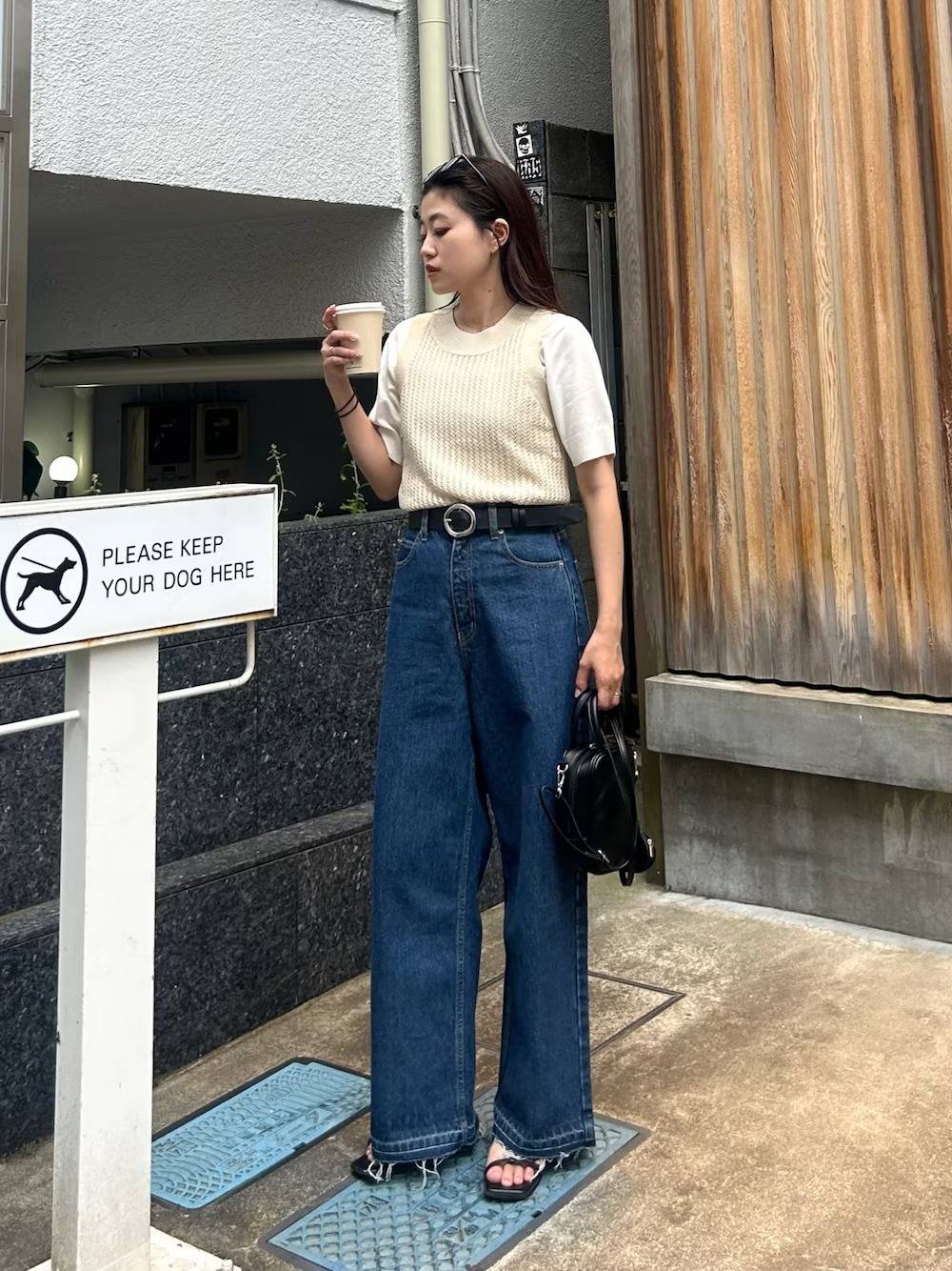 Tシャツ×ニットベストの重ね着が◎
