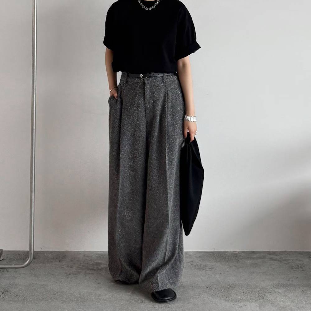 黒Tシャツにグレーパンツを合わせた女性