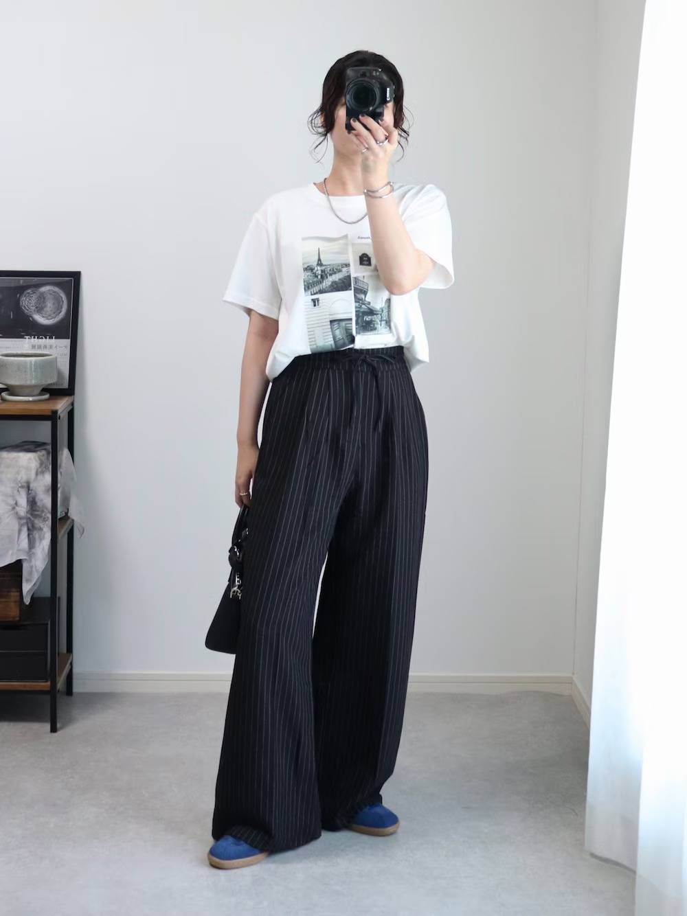 プリントTシャツ×ピンストライプパンツ