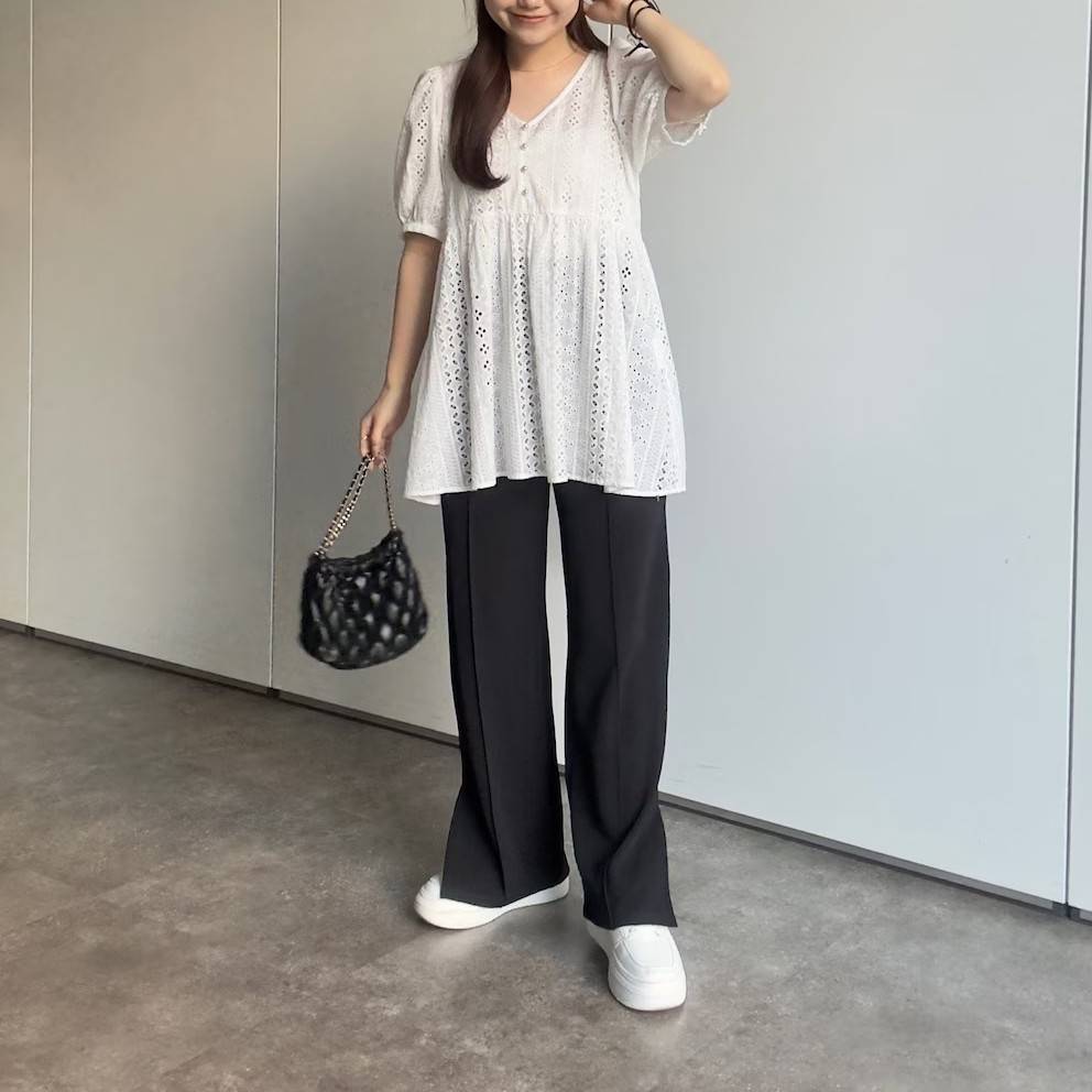 モノトーンコーデの女性