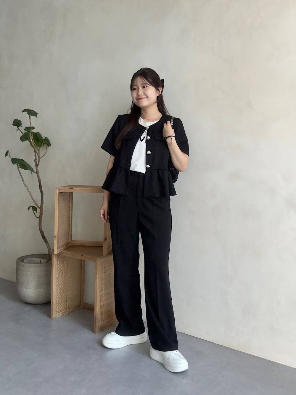 ロゴTシャツの上から半袖ジャケット羽織る！