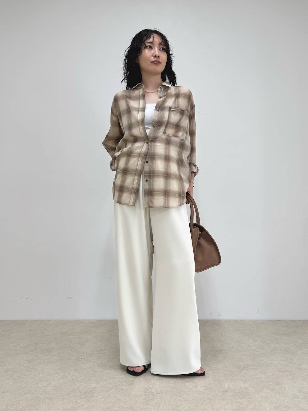 チェック柄シャツ×白パンツ
