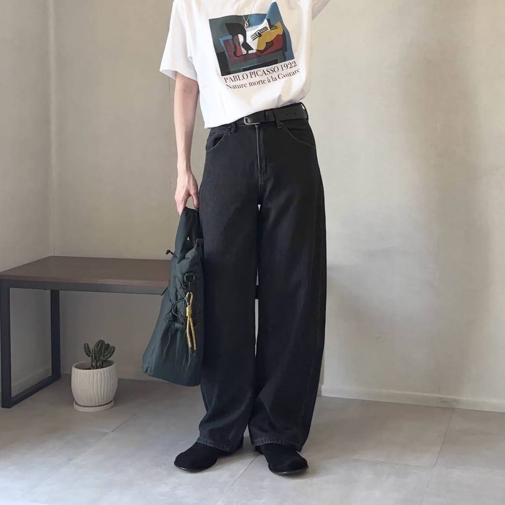 モノトーンコーデの女性
