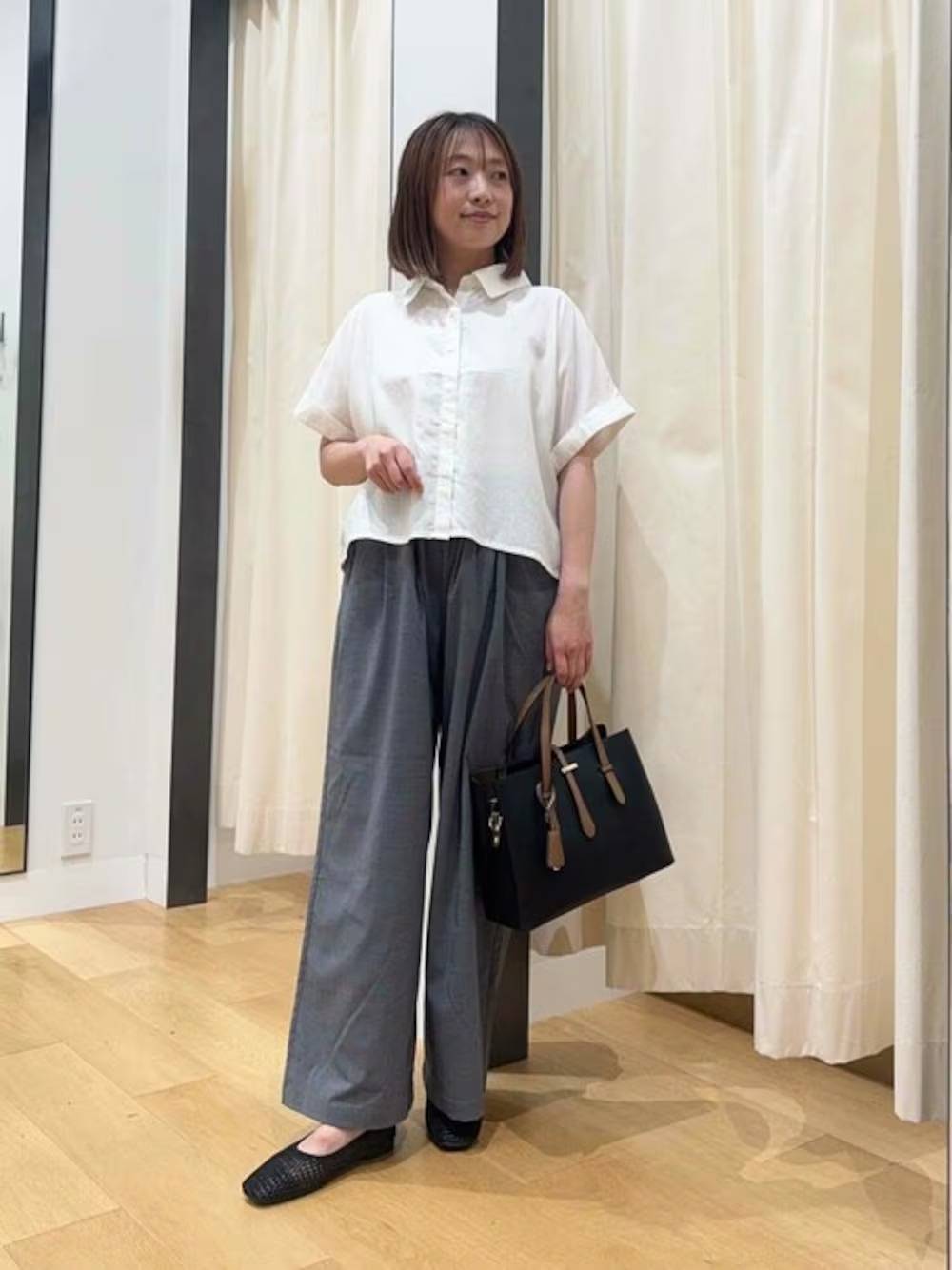 シャツをウエストインせずアウトで着る！
