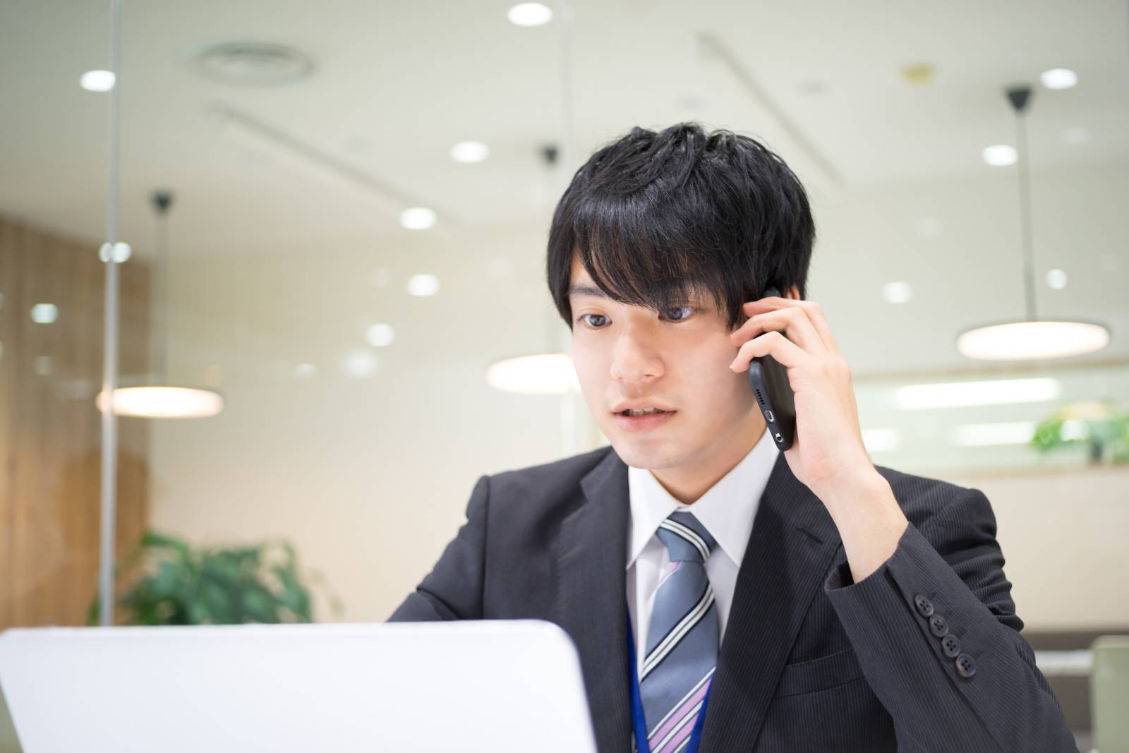 電話対応をするビジネスマン