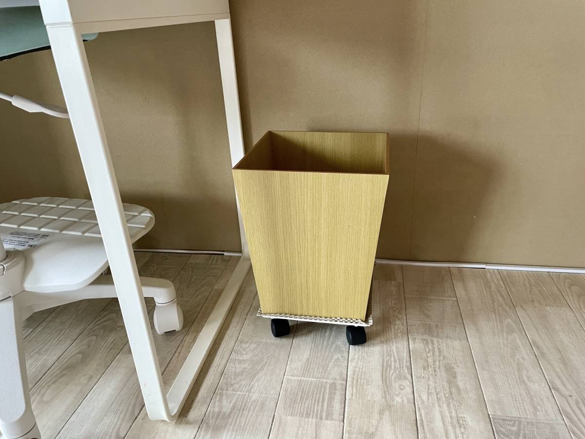 花台にのったゴミ箱のアップ