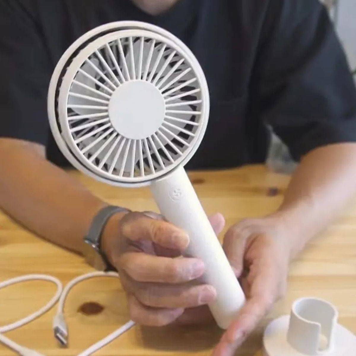 角度が変えられる充電式ハンディファン