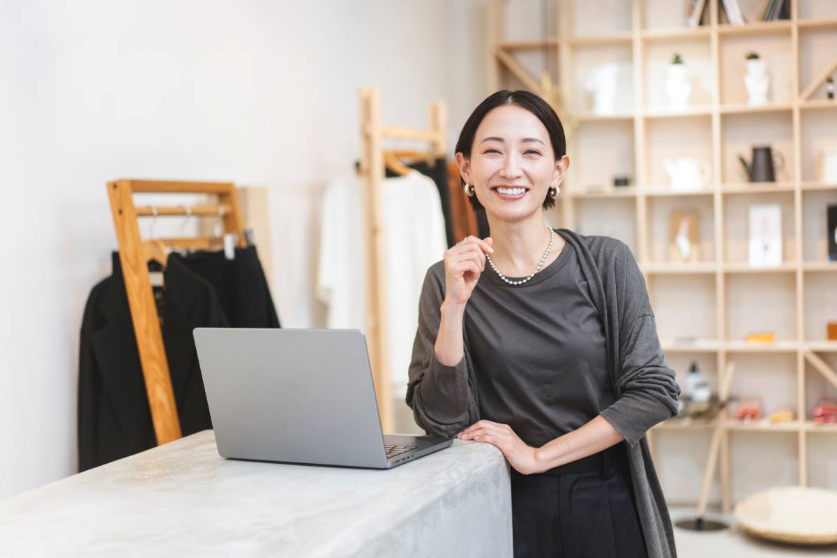 笑顔のアパレル店員