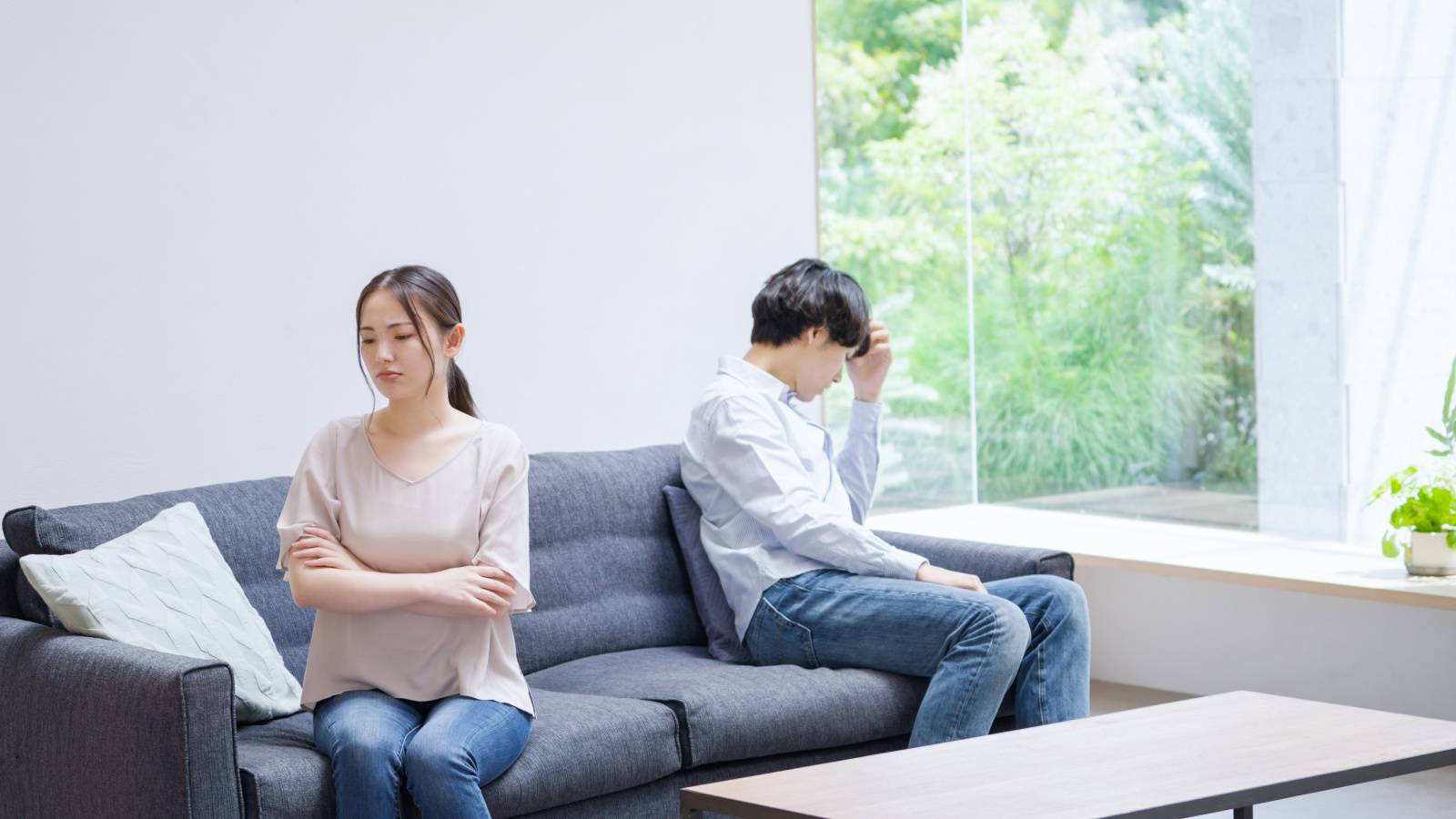 家で喧嘩をする若い夫婦