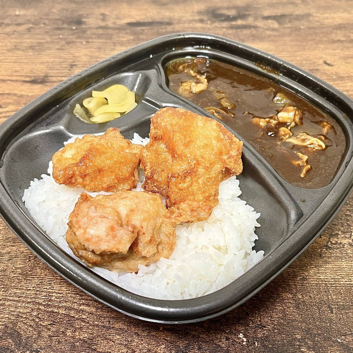 ほっともっとの「夏のよくばり牛カレー(から揚)」