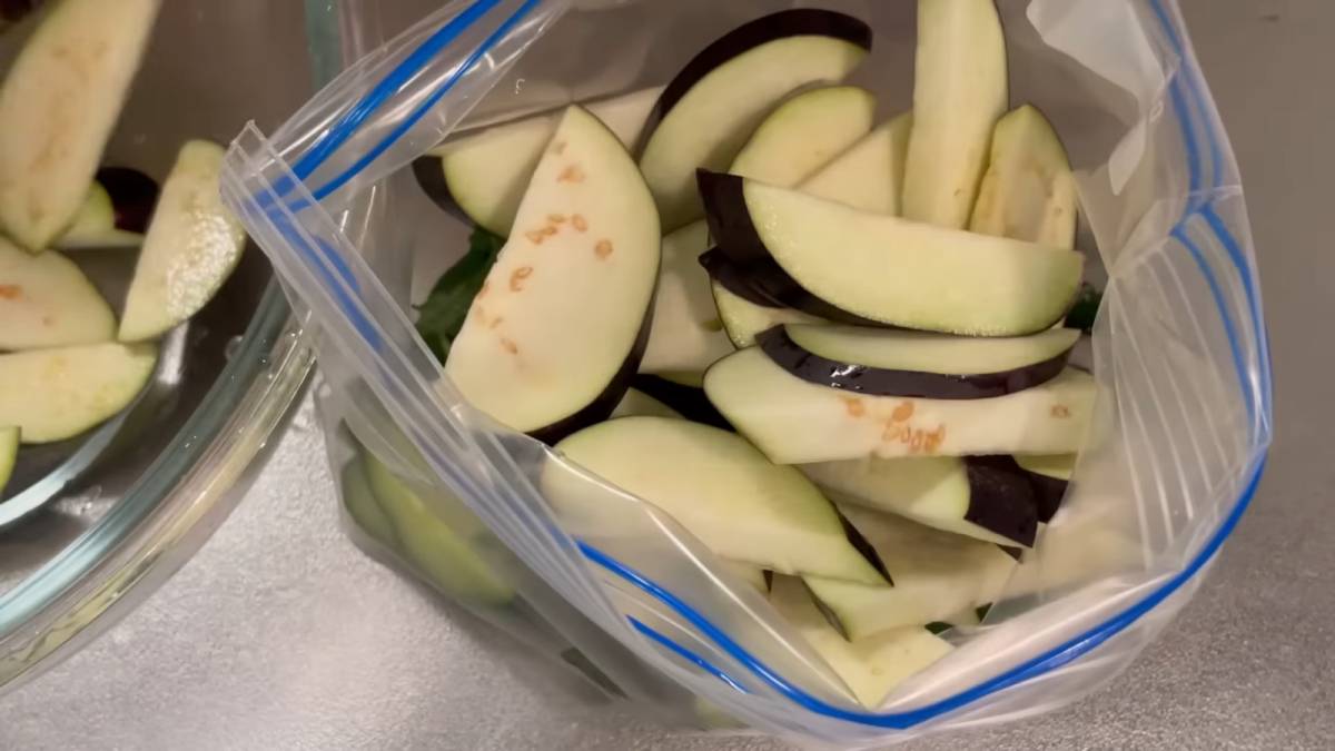 切った野菜をジップロックに入れる
