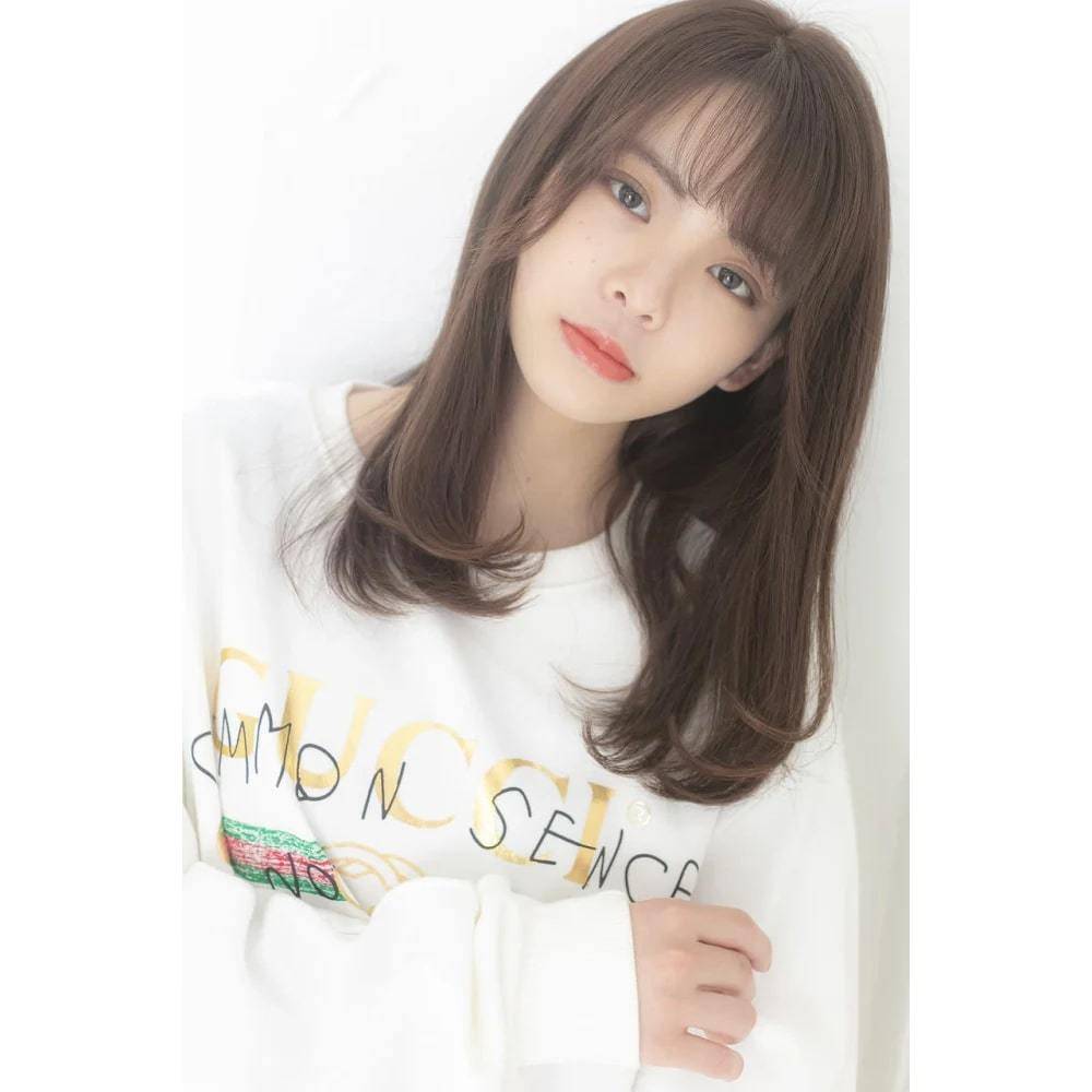 ツヤが引き立つグレージュカラー