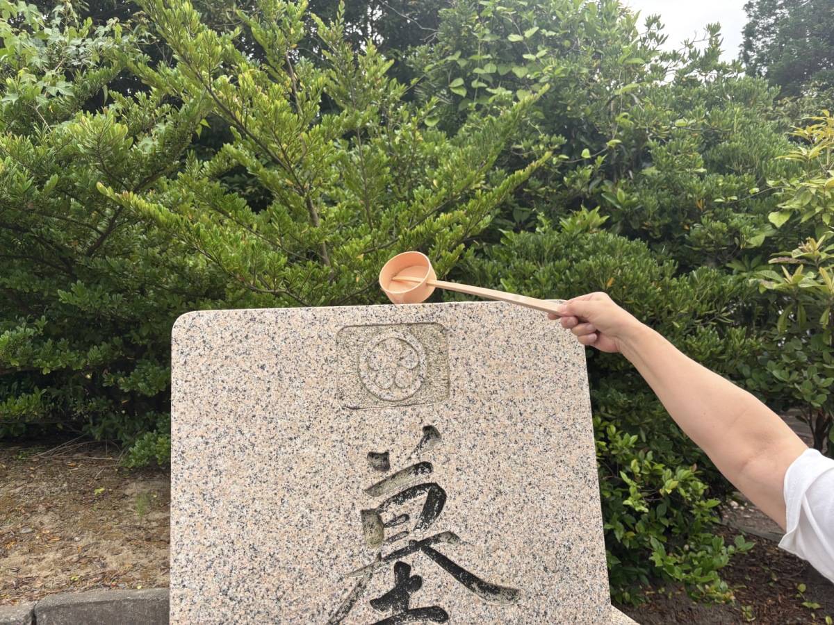 お墓に水をかけている写真