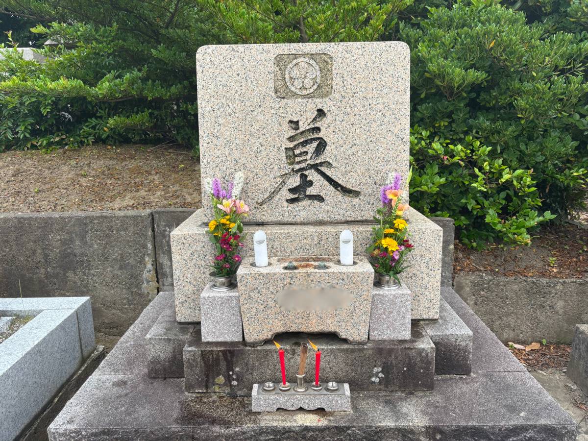 お花を供えたお墓