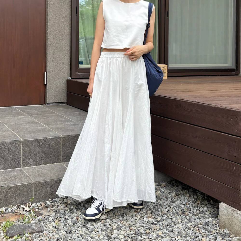 オールホワイトコーデの女性