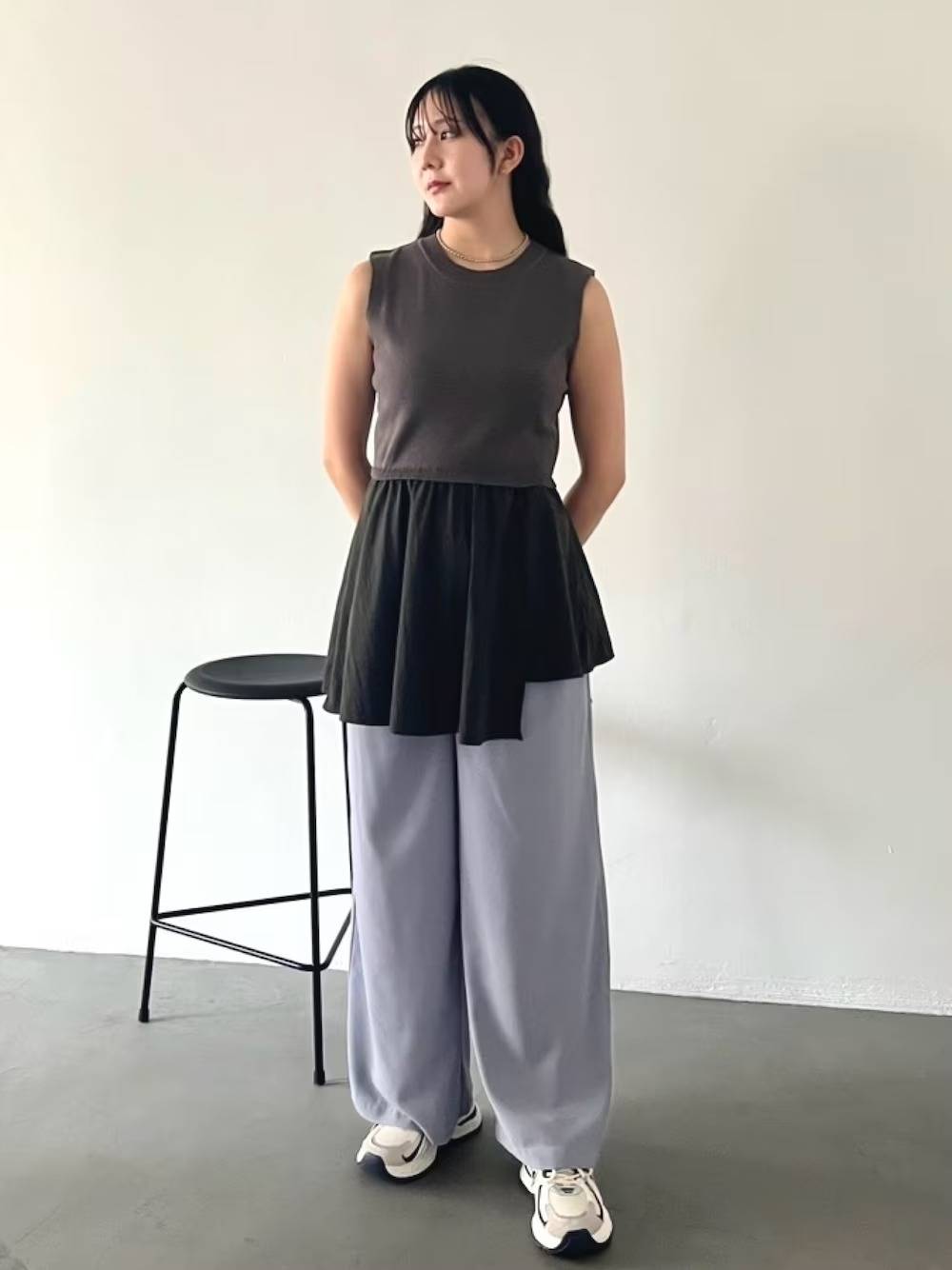 ペプラムトップス×ワイドパンツ