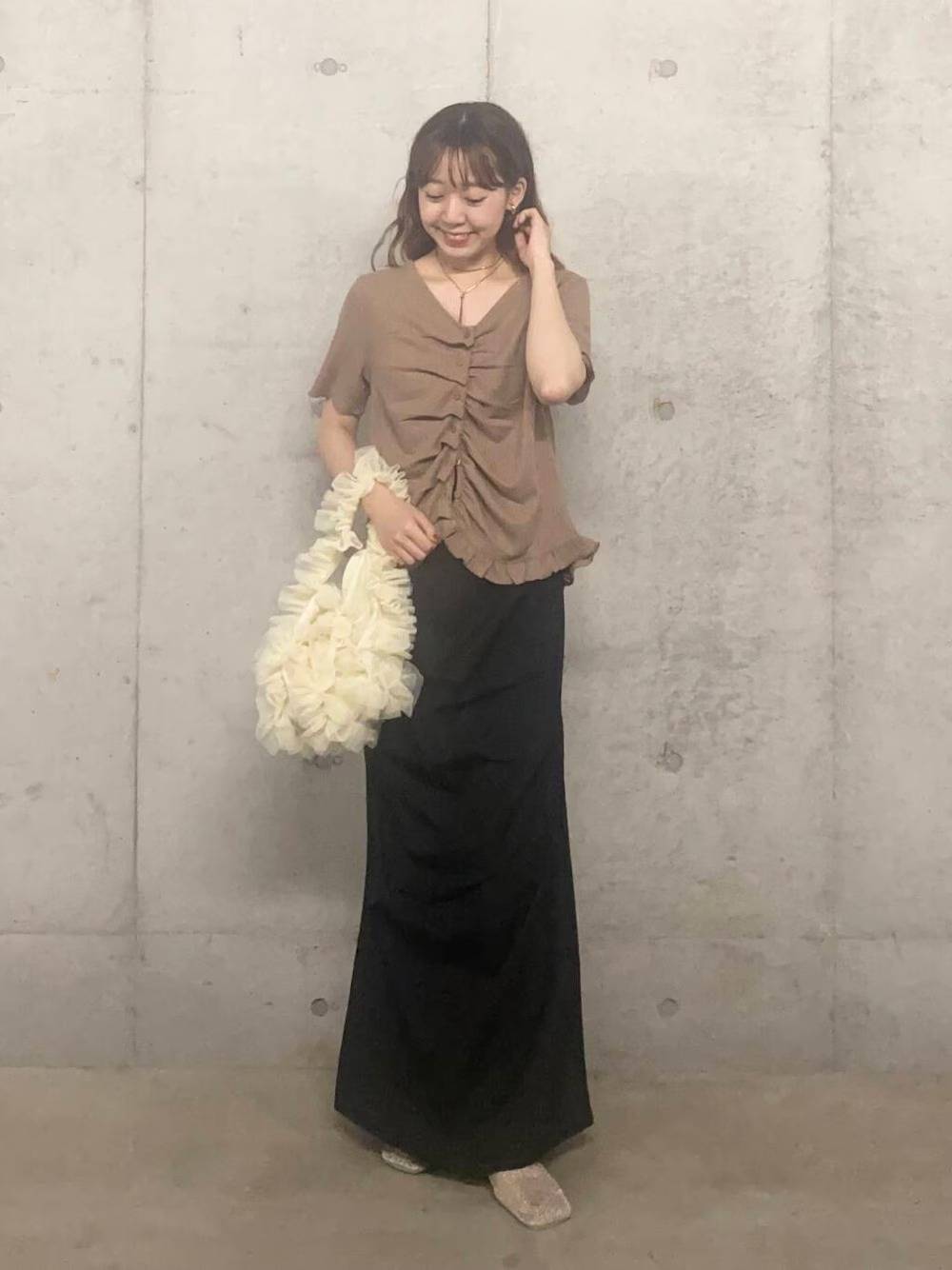 フリルデザインのトップスで大人可愛く♡