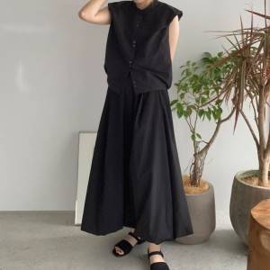  オールブラックコーデの女性 