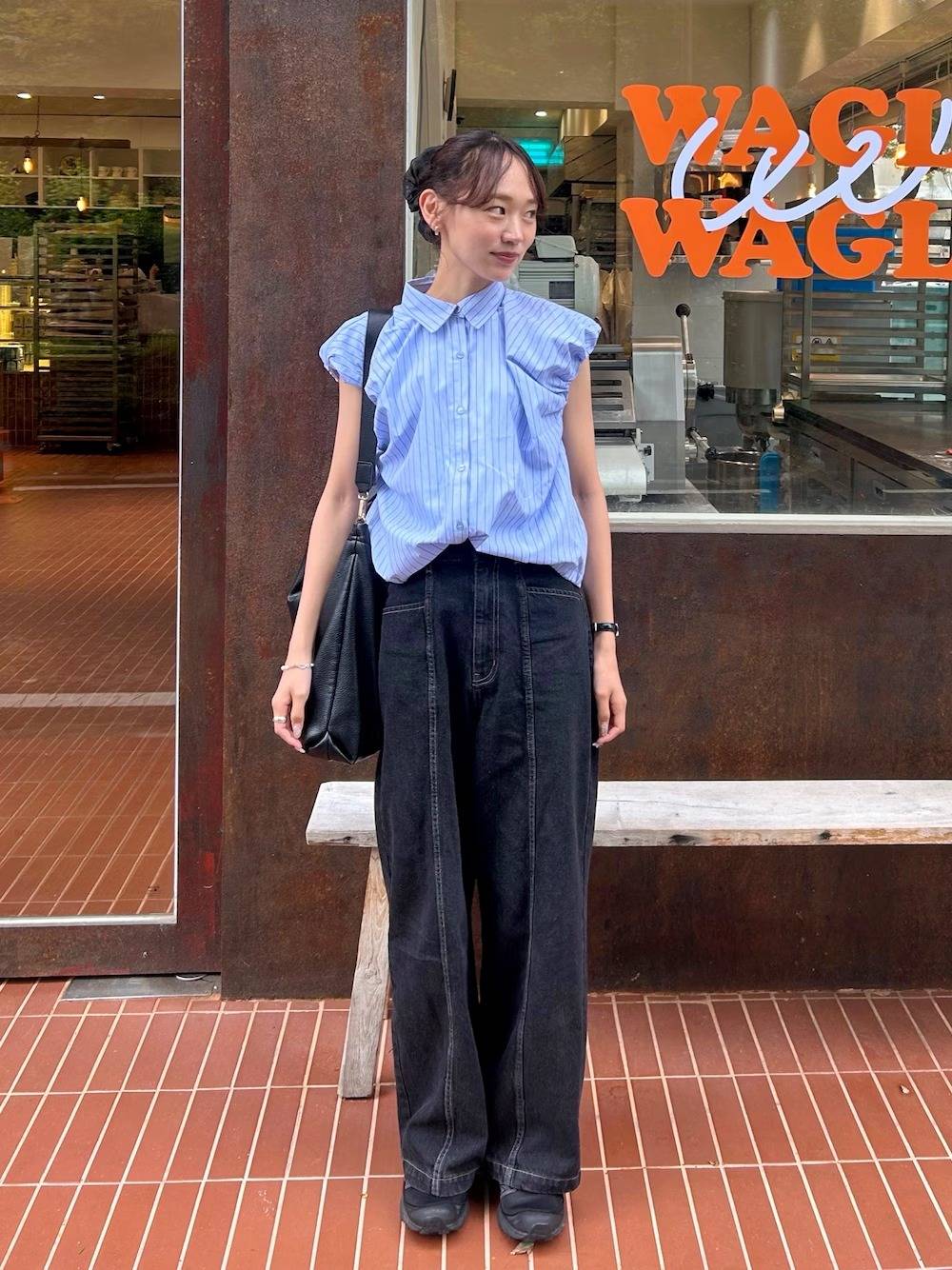 ストライプ柄のシャツ×デニムパンツ