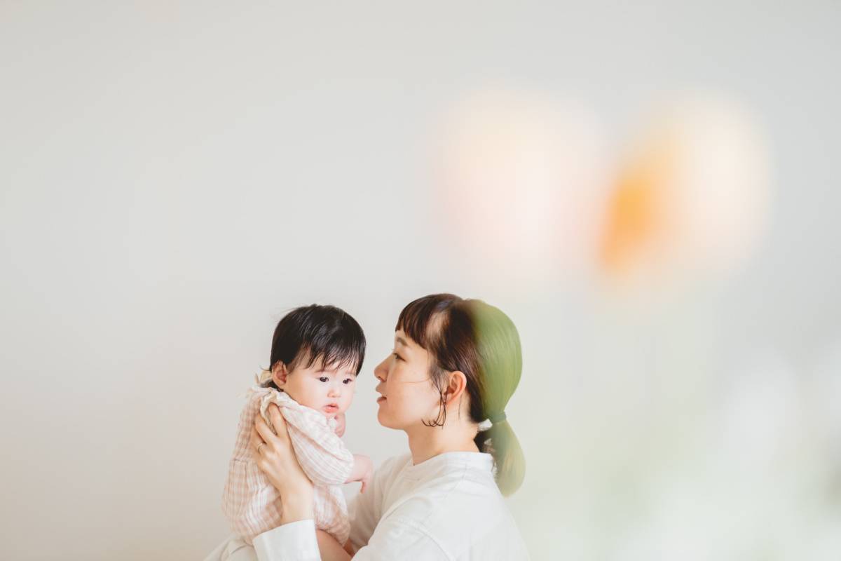 赤ちゃんを見つめている女性