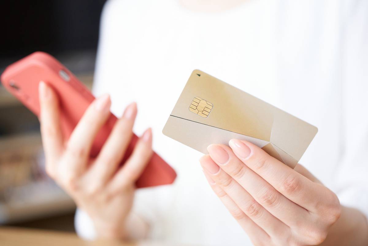 クレジットカードとスマートフォンを持っている人