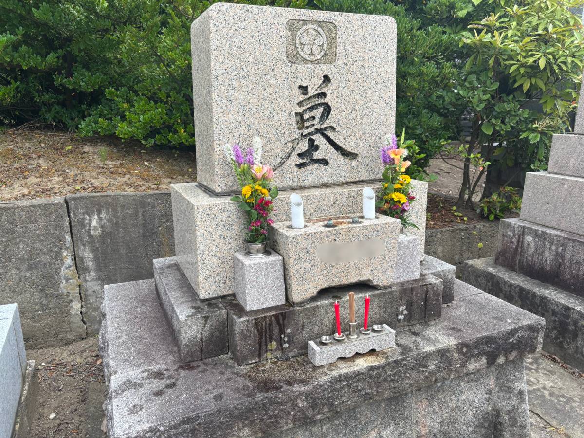 花が供えられたお墓