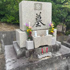  花が供えられたお墓 