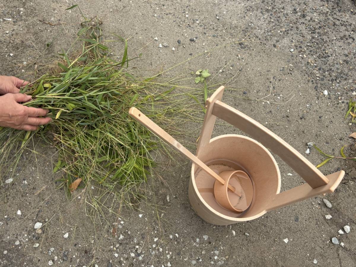 お墓周りの草むしりをしている写真