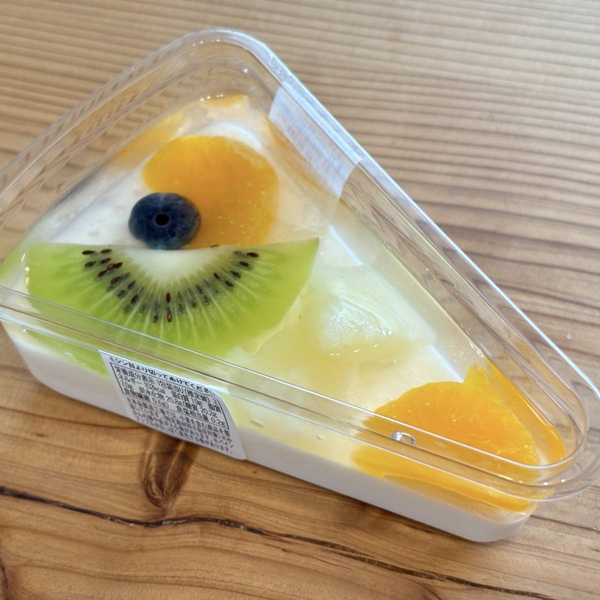 ファミリーマートの「ふんわりレアチーズ」
