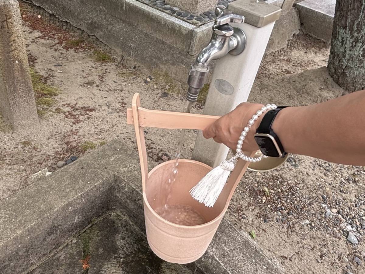 桶に水をいれている写真