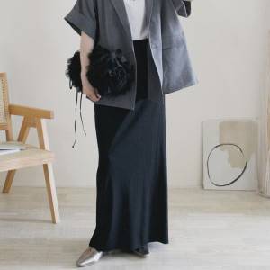 【2025年8月】とんでもなく垢抜ける！50代向け黒スカートコーデ5選