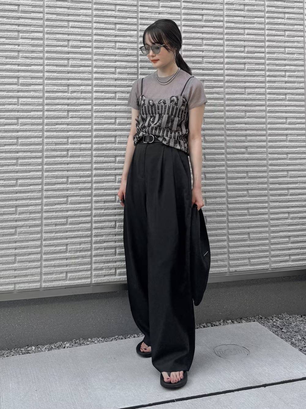 Tシャツ×ニットビスチェの重ね着