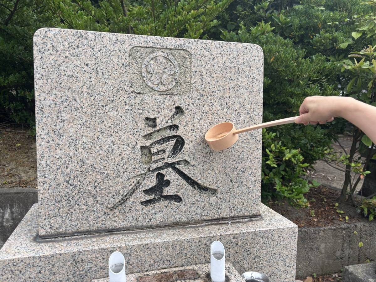墓石を洗っている写真