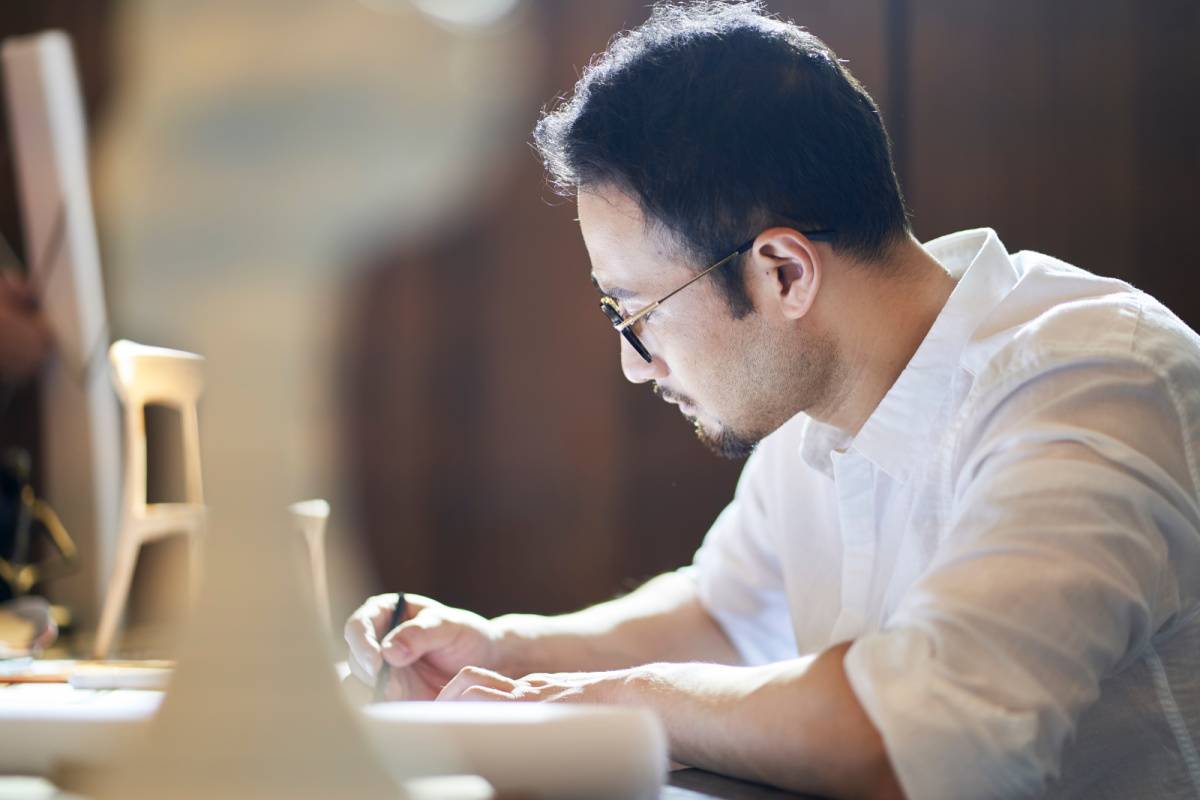 デスクで作業をしている男性