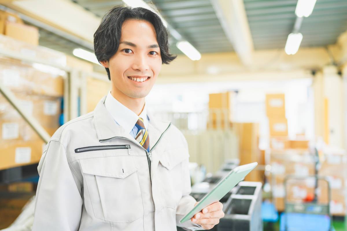 倉庫で働く男性