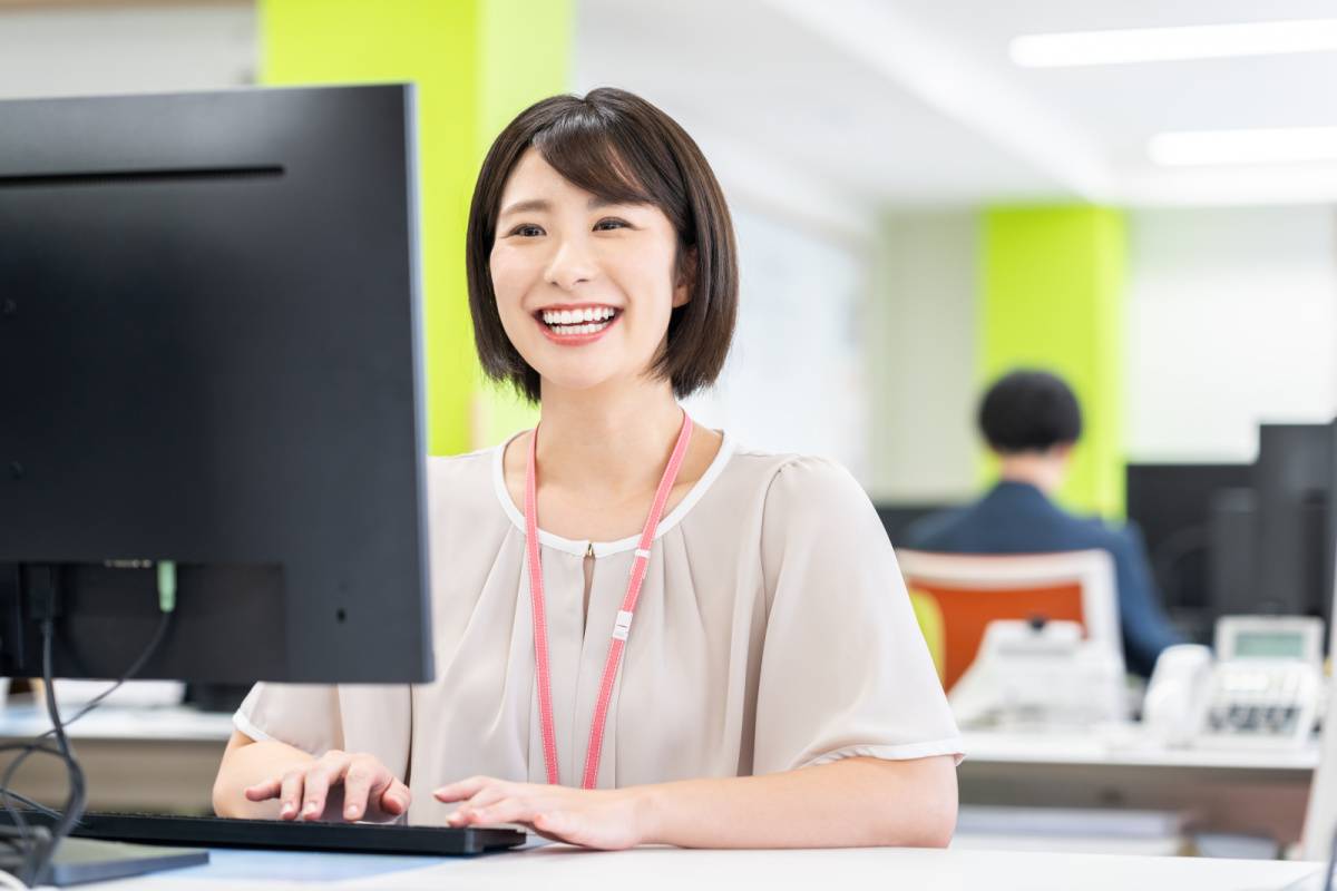 パソコンで仕事をする女性