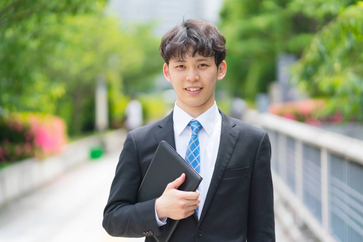 スーツ姿の男性